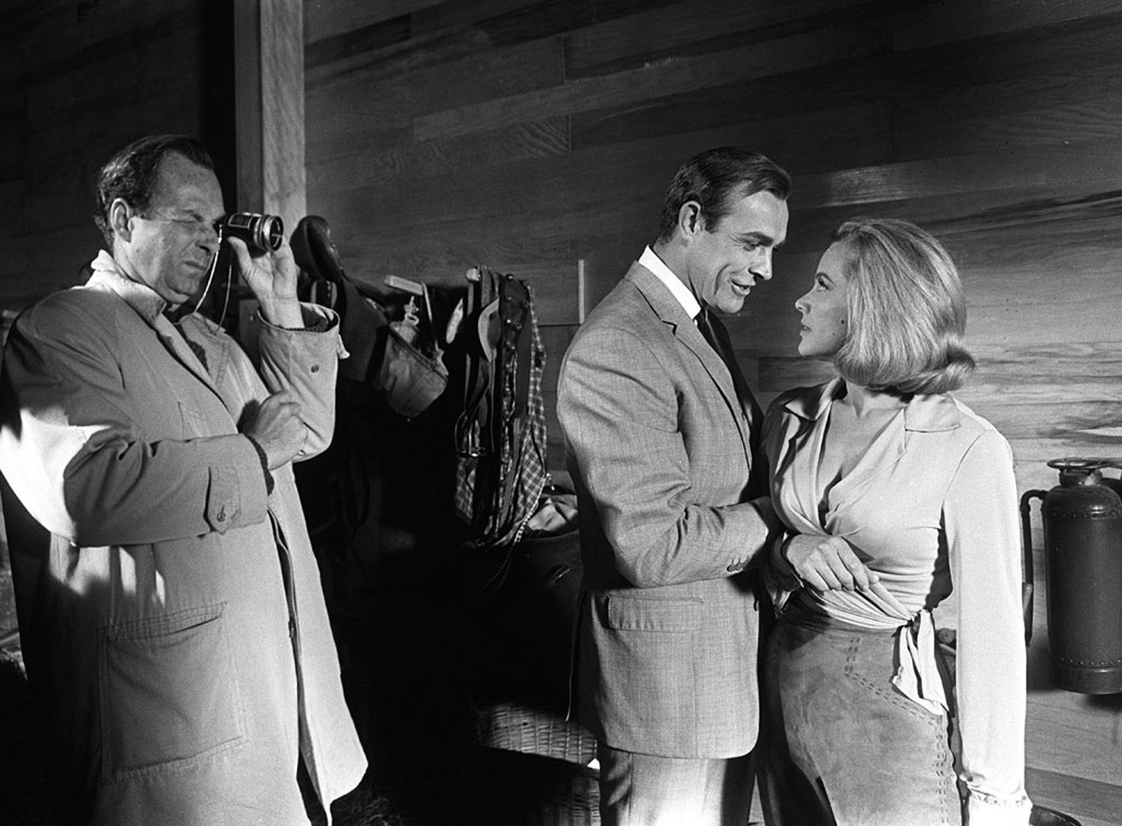 Guy Hamilton (l.) on the set of Goldfinger with Connery and Honor Blackman