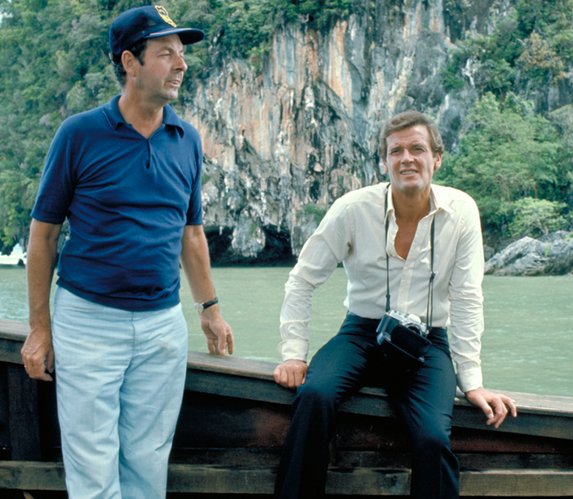 The Man with the Golden Gun - Director Guy Hamilton (l.) with Roger Moore on location