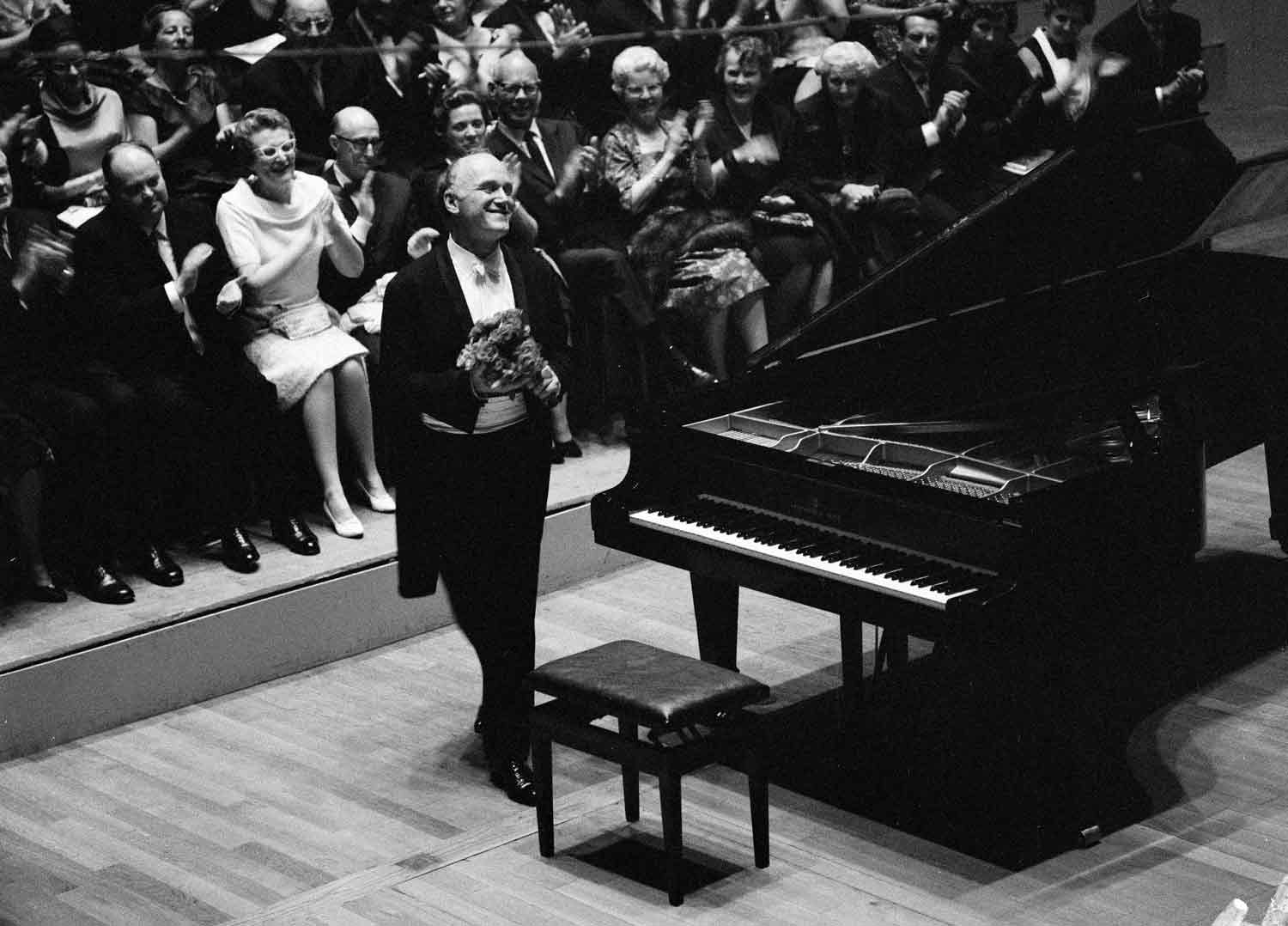 Richter at the end of a concert in Lucerne (photo: Josef Koch)